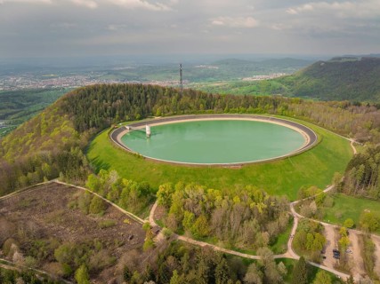 Upper reservoir, round reservoir in a hilly, wooded landscape with a strong connection to nature,