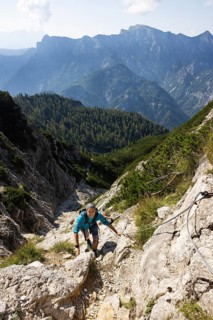 Hiker in a climbing passage on the way to the Rinnkogel, Postalm, Osterhorn group, Salzkammergut,