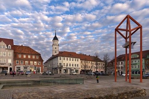 Altmarkt, with the Protestant parish office and church in the background, a sky with clouds