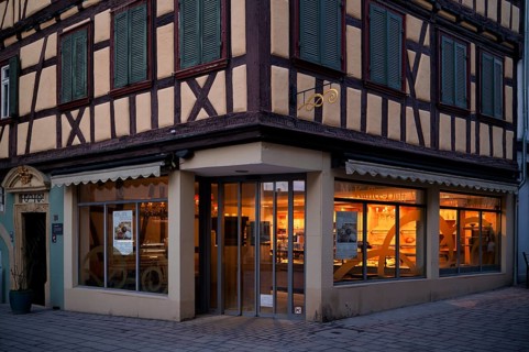 Renz coat of arms, today bakery, half-timbered house, Schiller town Marbach am Neckar, evening