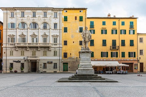 Statue of Giuseppe Garibaldi, Piazza del Giglio, historic city centre, Lucca, Tuscany, Italy