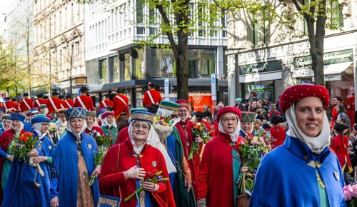 Parade of historically costumed guild members, Fraumünster Women's Guild Society, Sechseläuten or