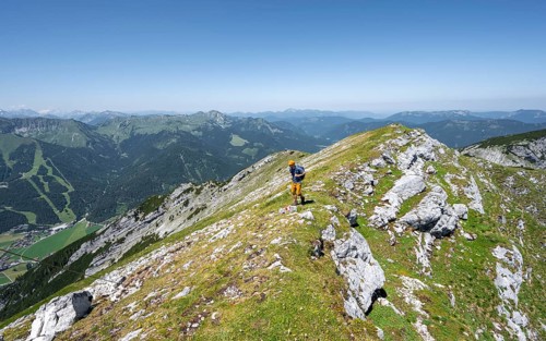 Mountaineer on the summit ridge of the Unnütz, Unnütz crossing, Brandenberg Alps, Tyrol, Austria