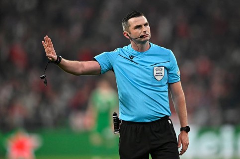 Referee Michael Oliver (ENG) Gesture Gesture UEFA Champions League Allianz Arena, Munich, Bavaria,