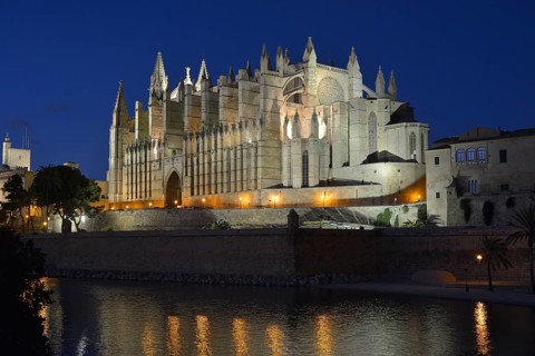 La Seu Cathedral, Palma Cathedral, at dusk, Palma, Majorca, Balearic Islands, Spain
