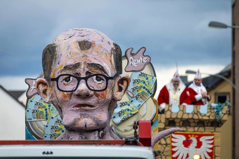 The Klaa Paris carnival parade passes through the streets of Frankfurt's Heddernheim, Heddernheim,