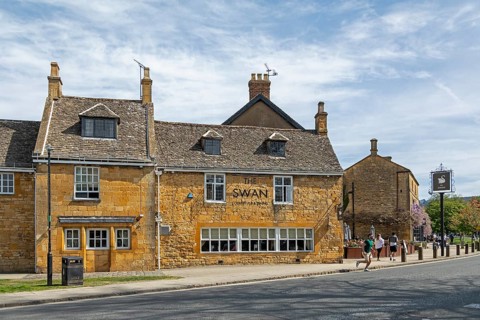 Honey-coloured houses, The Swan pub, High Street, Broadway, Worcestershire, The Cotswolds, England,