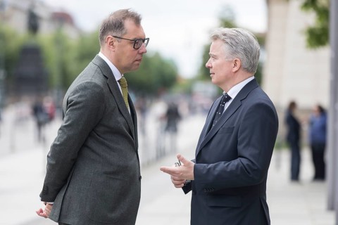 Oleksii Makeiev (Ambassador of Ukraine) and Konrad Arz von Straussenburg (German diplomat) talk