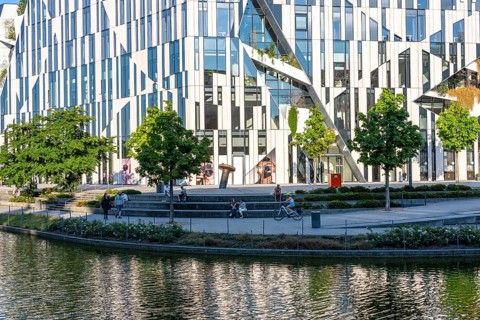 Kö-Bogen, building complex with offices, shops and restaurants, partly green façade, at Hofgarten