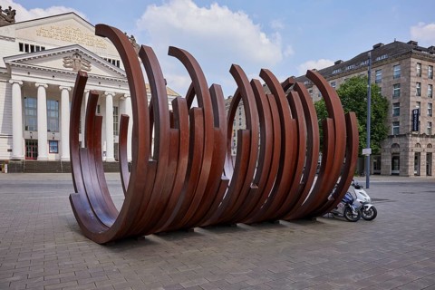 Sculpture 5 Arcs × 5 made of iron by the artist Bernar Venet in Duisburg, Ruhr area, independent