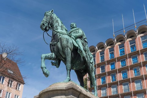 Equestrian statue of Wilhelm I in front of the former Pellerhaus façade, Nuremberg, Middle