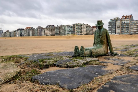 Art on the North Sea beach, in Knokke-Heist, La Mer, ce grand sculpteur, or The Sea, the Great