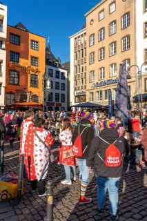Rose Monday in Cologne, street carnival, on the Heumarkt, despite Corona, several thousand Jecke