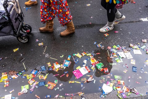 Rose Monday procession in Düsseldorf, remains of camels, confetti, various carnival trash, stuck on