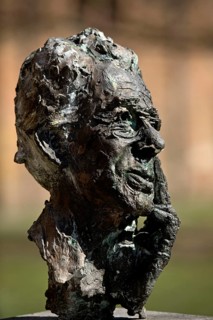 Portrait head Horst-Eberhard Richter by Thomas Duttenhoefer, bronze, Giessen Heads, Giessen New
