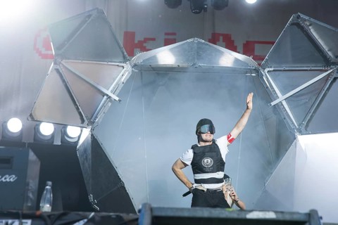 Ski Aggu (Jean Diederich) performs despite back injury at Highfield Festival on Saturday,