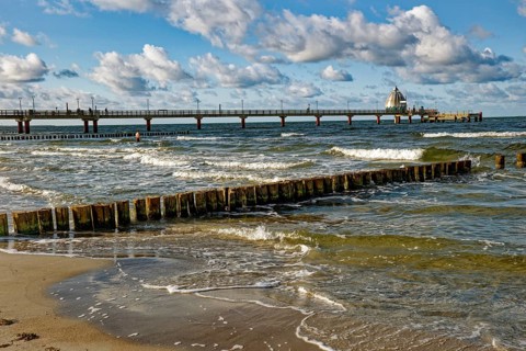 Diving gondola at the Zingst pier, cloudy mood and high waves, Zingst, Fischland-Darß-Zingst