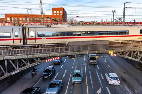 ICE and S-Bahn train on the line, railway bridge over Deutz-Mülheimer-Straße, more than 10 tracks