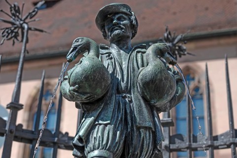 Detail, Gänsemännchenbrunnen, historic bronze figure from 1550 by the ore caster Pankraz Labenwolf,