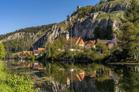 Market town of Essing with Heilig Geist parish church in Altmühltal, Lower Bavaria, Bavaria,