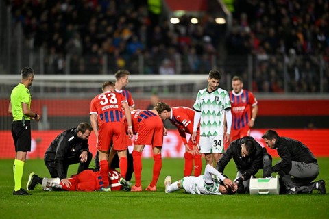 Collision after head-to-head duel One-on-one action Sirlod Conteh 1. FC Heidenheim 1846 FCH (31)