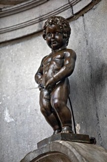Bronze statue Manneken Pis by Jérôme Duquesnoy, fountain figure of a urinating boy, a landmark of
