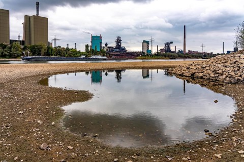 Extreme low water in the Rhine, the du-Ruhrort level was 130 cm at the time of recording, the