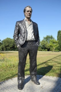Standing Man sculpture by Sean Henry 2015, standing man in tailcoat and shirt, hands in pockets,