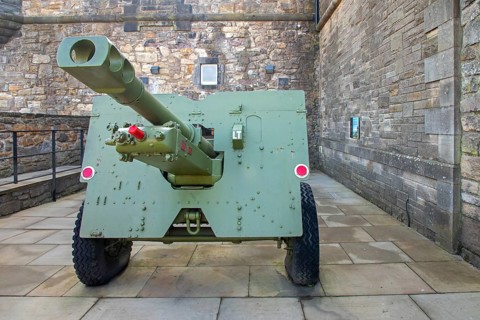 Ordnance QF 25-pounder, 25-pound Howitzer, former One O'Clock Gun, time signal for ships fired
