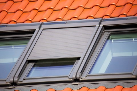 Roof window with roller shutter