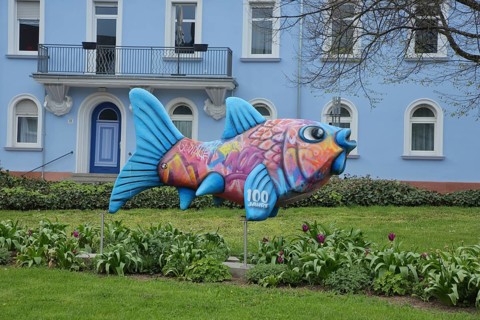 Anniversary fish sculpture by Daniel Ferino 2001, modern art, colorful heraldic animal,