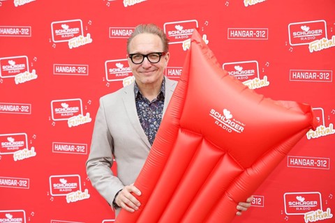 Oliver Dunk at the press conference in Oranienburg on 23.04.2025. Bernhard Brink is honoured for