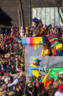 Rose Monday parade in Düsseldorf, motorised floats during the parade, dressed up fools at the