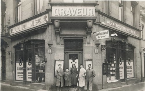 Vienna, Alex Todorovich, engraver, sign maker, shop, sales, people standing in front of an