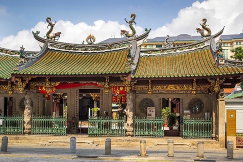 Ornate Hokkien temple architecture, Dragon crested roof and entrance of Thian Hock Keng Temple on