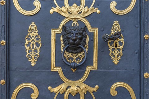 Lion's head as a door knocker at the wrought iron gate at Fleischmarkt, 1670, Bautzen, Upper
