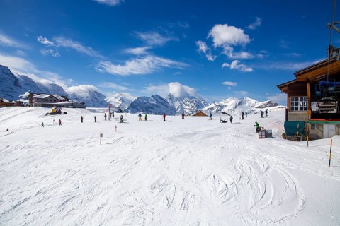 26 March 2024: Skiing against the backdrop of the Bernese Alps in Grindelwald, Switzerland