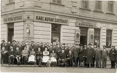 Vienna, Goldschlagstraße, 19th district, inn, beer clinic, pub, shop, sales, a large group of men