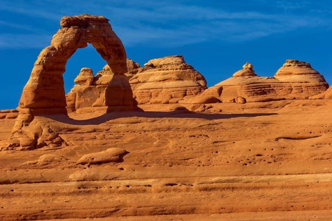 Delicate Arch rock formation in the Utah desert under a clear blue sky, Delicate Arch, Utah, USA