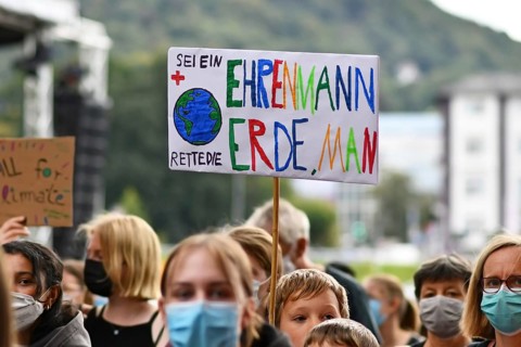 Heidelberg, Germany, 24th September 2021: Sign saying 'Be a gentleman, save the earth' in German at