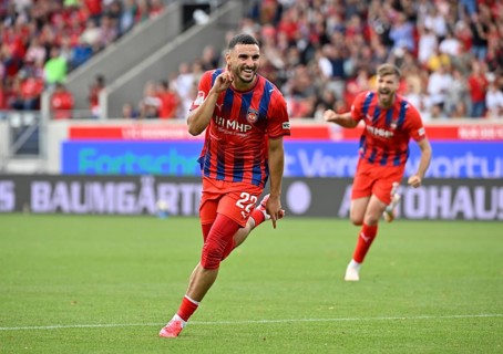 Goal celebration: Oualid Mhamdi, 1. FC Heidenheim 1846 FCH (22), Julian Niehues, 1. FC Heidenheim