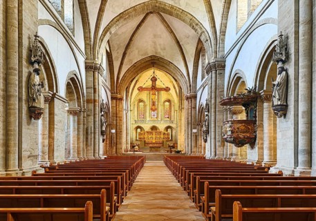 St. Peter's Cathedral, interior view looking east towards the altar in the central nave, Osnabrück,
