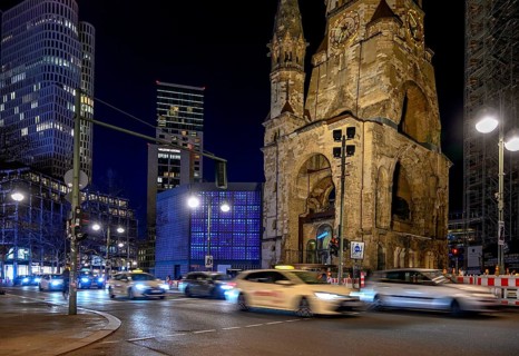 Nocturnal traffic in front of Kaiser Wilhelm Memorial Church, blue hour, taxis, public transport,