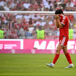 Min-jae Kim FC Bayern Munich FCB (03) injured injury disappointed gesture thigh with a bandage,