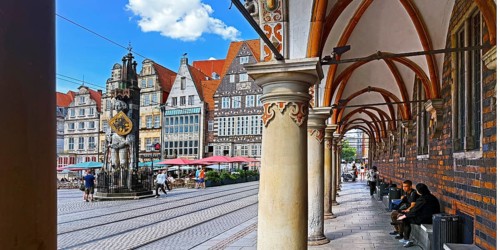 View from the arcade of the town hall onto the market square with the Bremen Roland, UNESCO World