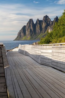 Barrier-free wooden walkway at Tungeneset viewpoint with a view of the Okshornan Mountains in