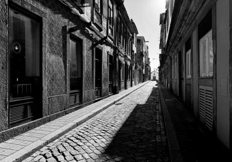 Rua do Pinheiro Street, a narrow and narrow typical street in the old town with the Capela de Nª