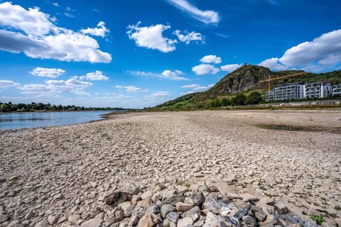 Low tide in the Rhine, dry riverbed, sandbanks, on the right bank of the Rhine near Bad Honnef,