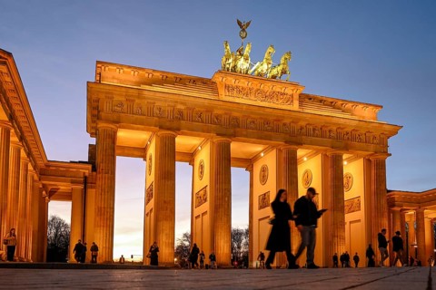 People in front of the Brandenburg Gate, blue hour, Mitte district, government district, Berlin,