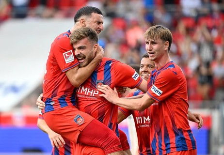 Goal celebration: Julian Niehues, 1. FC Heidenheim 1846 FCH (16), Oualid Mhamdi, 1. FC Heidenheim